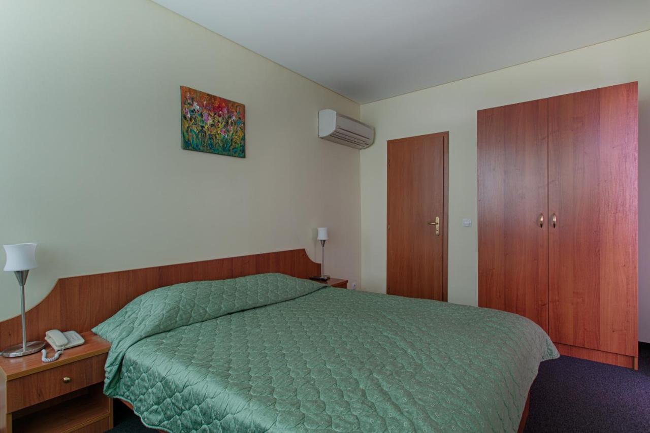 Hemus Hotel Sofia Exterior photo